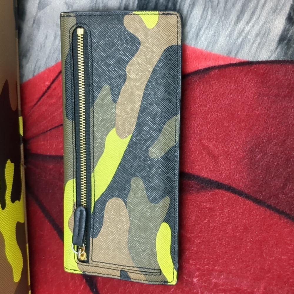 Michael Kors camo tote & wallet set - Picture 7 of 16